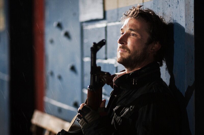 Terry Clayton von einer anderen Gruppe Überlebender warnt Tom (Noah Wyle) und seine Leute vor einem Angriff der Aliens. Doch kann man ihm wirklich trauen? – Bild: Falling Skies: TM & 2011 TNT. A Time Warner Company. All rights reserved.