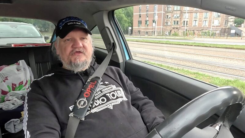 Dieter reist nach Alsdorf, um das Grab seiner Adoptivmutter zu besuchen. Außerdem macht er sich Gedanken darüber, wer seine leiblichen Eltern sind. – Bild: RTLZWEI