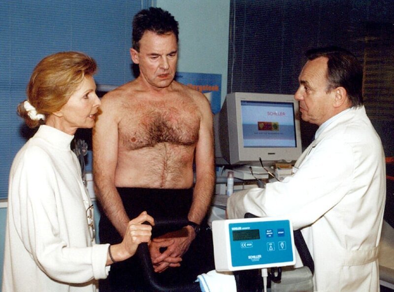 Der Vater von Dr. Kathrin Globisch (Juergen Reuter, Mitte) glaubt, dass er Herzprobleme hat, doch Prof. Simoni (Dieter Bellmann, rechts) und Oberschwester Ingrid (Jutta Kammann) können nichts feststellen und stehen vor einem Rätsel. – Bild: MDR/​Laue