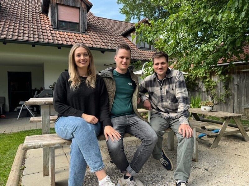 Auch Angehörige sind von der Depression eines Familienmitgliedes mitbetroffen und müssen ebenfalls lernen, mit der Erkrankung umzugehen. Rechts: Moderator Frank Seibert. – Bild: Christiane Streckfuß /​ BR /​ south & browse GmbH