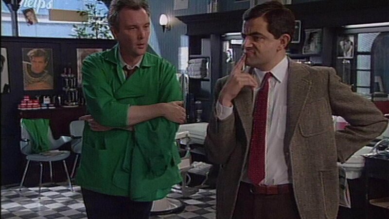 Zeit für Mr. Bean, sich einen neuen Haarschnitt verpassen zu lassen. Während er im Friseursalon auf den telefonierenden Friseur wartet, füllt sich der Laden. – Bild: SUPER RTL
