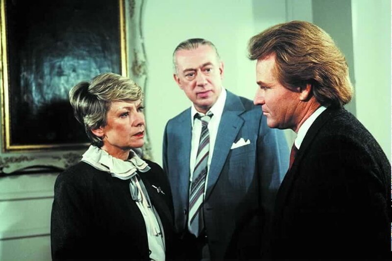 Frau Oshaupt (Hilde Weissner), Stephan Derrick (Horst Tappert) und Harry Klein (Fritz Wepper) – Bild: Heimatkanal