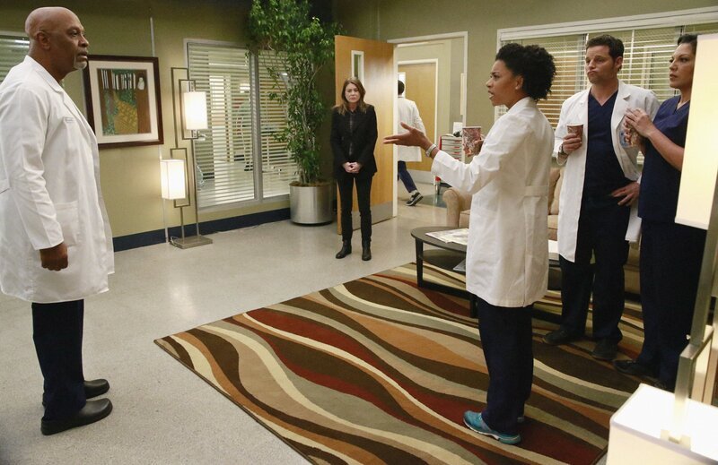 Meredith (Ellen Pompeo, 2.v.l.) versucht, ihren Kollegen Richard (James Pickens, Jr., l.), Alex (Justin Chambers, 2.v.r.), Callie (Sara Ramirez, r.) und Maggie (Kelly McCreary, 3.v.r.) mitzuteilen, dass Derek tot ist. Doch sie benötigt dafür mehrere Versuche … – Bild: American Broadcasting Companies, Inc. /​ Mitchell Haaseth