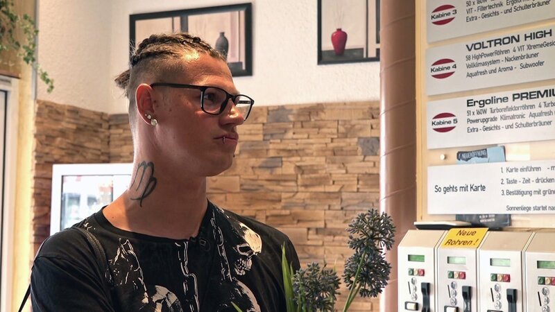 Für Andy steht fest, dass er unbedingt arbeiten will, und zwar in einem Sonnenstudio. – Bild: RTLZWEI