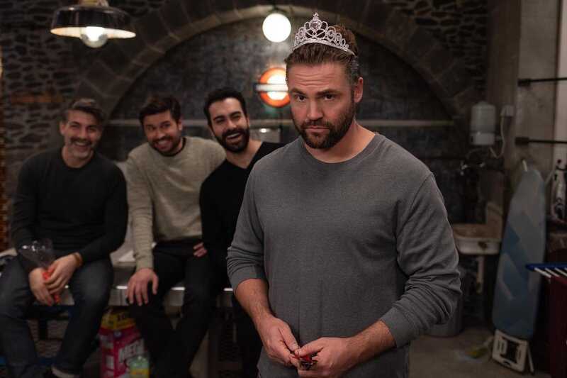 Bambis (Ben Heinrich, vorne) Höhenflug wird umgehend mit einer Niederlage abgestraft. Hinten von links: Ferhat (Harun Yildirim), Paco (Milos Vukovic) und Baris (Metehan Demiröz). – Bild: RTL /​ Dennis-A. Hundt /​ Macht hat ihren Preis