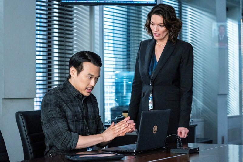 Szene aus der CBS-Serie ‚FBI‘ mit James Chen als Ian Lim und Alana De La Garza als Isobel Castille. – Bild: Bennett Raglin /​ CBS ENTERTAINMENT /​ CBS Broadcasting Inc.