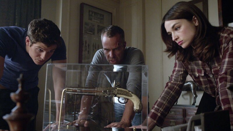 Nachdem sich die seltsamen Ninjas in Luft aufgelöst haben, versuchen Argent (JR Bourne), Allison (Crystal Reed) und Isaac (Daniel Sharman, li.) herauszufinden, was es tatsächlich mit ihnen auf sich hat. – Bild: RTL II