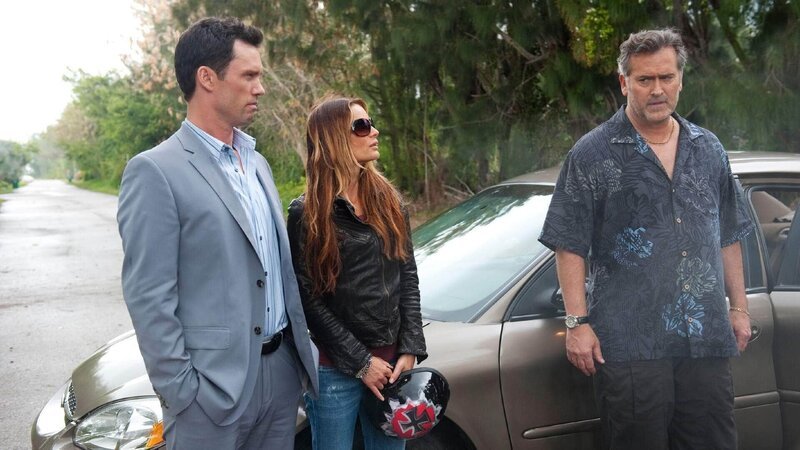 Das Wiedersehen mit Fiona (Gabrielle Anwar) und Sam (Bruce Campbell, r) läuft für Michael (Jeffrey Donovan) anders als erwartet: Denn diese sind damit beschäftigt einen Anwalt zu schützen, der von einer Rockergang zum ‚Freiwild‘ erklärt wurde. – Bild: RTL /​ USA Network