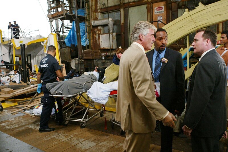 Ein Unfall der Brooklyn-Fähre fordert ein Todesopfer und viele Verletzte. Die Detectives Fontana und Green versuchen vor Ort den Schuldigen zu ermitteln und besprechen sich mit einem DOT Ermittler. – Bild: RTL
