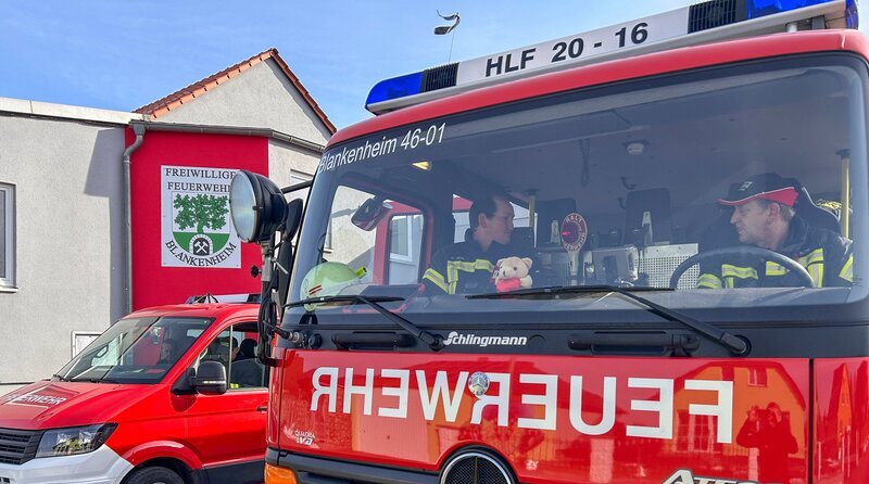 Die Freiwillige Feuerwehr Blankenheim. Das sind 20 Kameraden, 11 Kameradinnen und jeden Menge Übungseinsätze. – Bild: MDR/​Norbert Roßbach