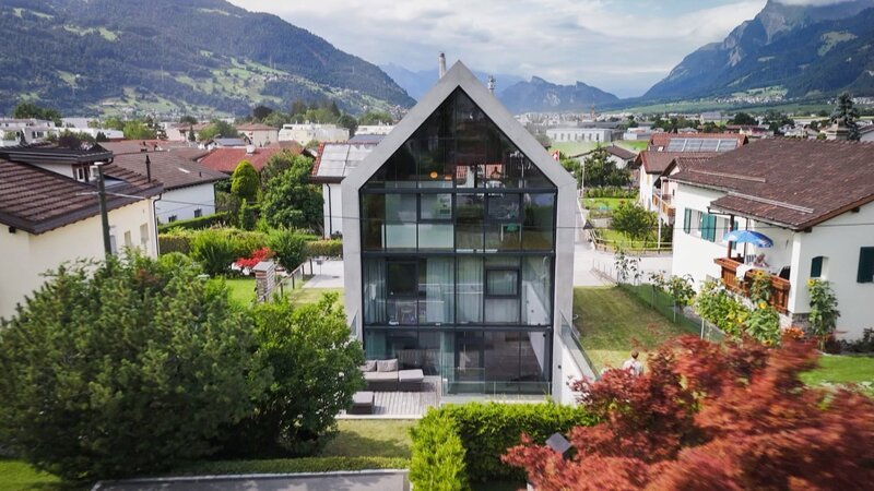 Sichtbeton trifft auf Low-Tec. Das Haus Schweizer in Igis der Architekten Brändli Gioia. – Bild: RTR