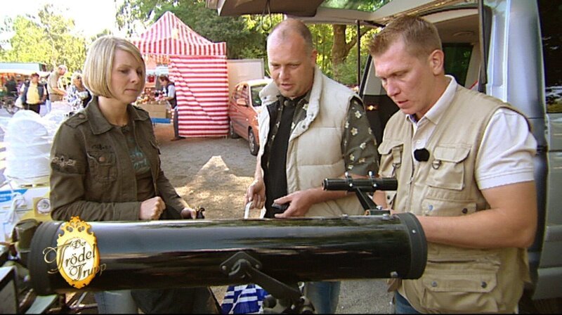 Gemeinsam mit dem Trödelexperten Otto (re.) versuchen Carsten und Katrin auf dem Flohmarkt ihre alten Sachen loszuwerden. – Bild: RTL II