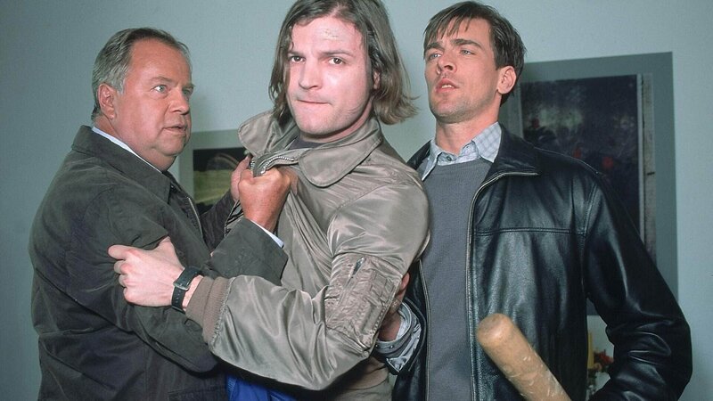 Jochen (Misel Maticevic, Mi.), bei dem die Tatwaffe gefunden wurde, versucht sich der Verhaftung durch die Beamten Kehler (Wolfgang Bathke, li.) und Bonhoff (Wolfgang Krewe) zu entziehen. Doch ist er wirklich der Mörder? – Bild: MG RTL D /​ Rolf Baumgartner