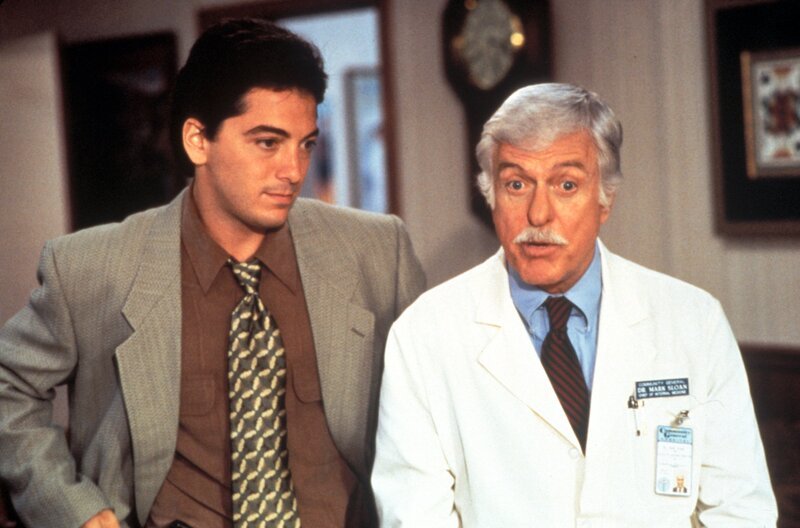 Dr. Jack Stewart (Scott Baio, l.); Dr. Mark Sloan (Dick Van Dyke, r.) – Bild: Sat.1 Gold