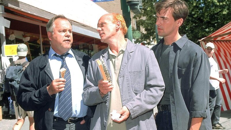 Die beiden Kommissare Kehler (Wolfgang Bathke, l.) und Bonhoff (Wolfgang Krewe, r.) sind sich sicher, dass Straßenhändler Wieland (Ulrich Gebauer) etwas mit den Vergewaltigungen und dem Mord zu tun hat. – Bild: RTL