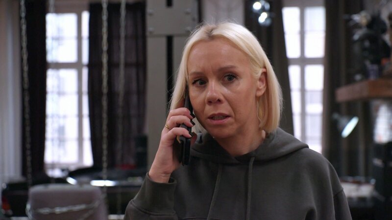 Peggy erhält die Nachricht, dass ihre Mutter auf Mallorca einen Schlaganfall hatte und Hilfe braucht. Sie sorgt sich, Joe mit Joanna allein zu lassen, bekommt jedoch Zuspruch von allen Seiten. So fasst sie den Mut, nach Mallorca abzureisen. – Bild: RTLZWEI /​ Filmpool