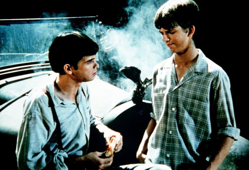 Jim Bob (David W. Harper, r.) hat sich mit dem Ausreißer Joe Douglas (Peter Miner, l.) angefreundet. Beide haben eine große Leidenschaft: die Fliegerei … – Bild: Sat.1 Gold