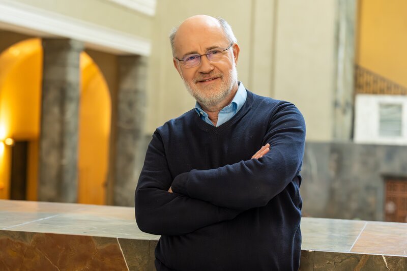 Harald Lesch zeigt auf, weshalb unser Gehirn auf die Bedrohungen unserer Zeit nur begrenzt vorbereitet ist – und wie wir uns dennoch nicht von der Angst überwältigen lassen. – Bild: ZDF/​Brand New Media