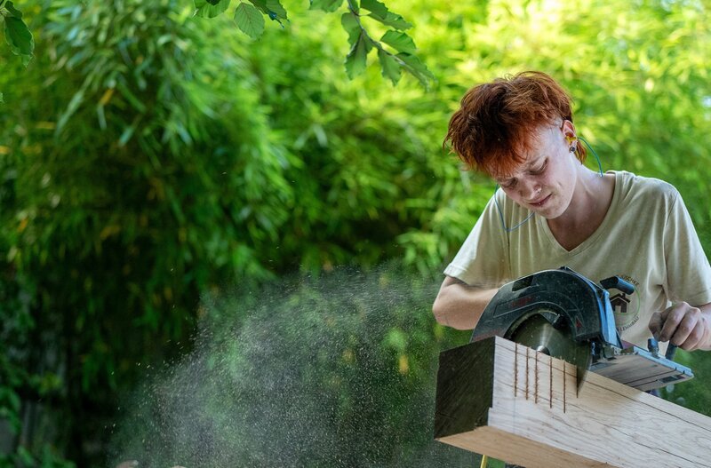 Frieda hat im Sommer eine Lehre als Zimmerin begonnen. Y-Kollektiv begleitet sie zu Beginn und ein halbes Jahr nach Ausbildungsstart. – Bild: SWR/​sendefähig GmbH