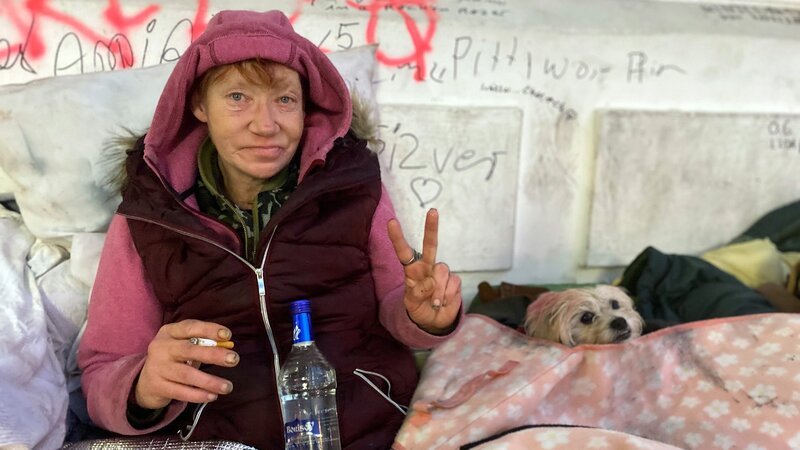 Inge lebt und schläft mitten auf dem Fußweg an der Ecke Hamburger Berg/​ Reeperbahn. – Bild: RTLZWEI /​ Spiegel TV