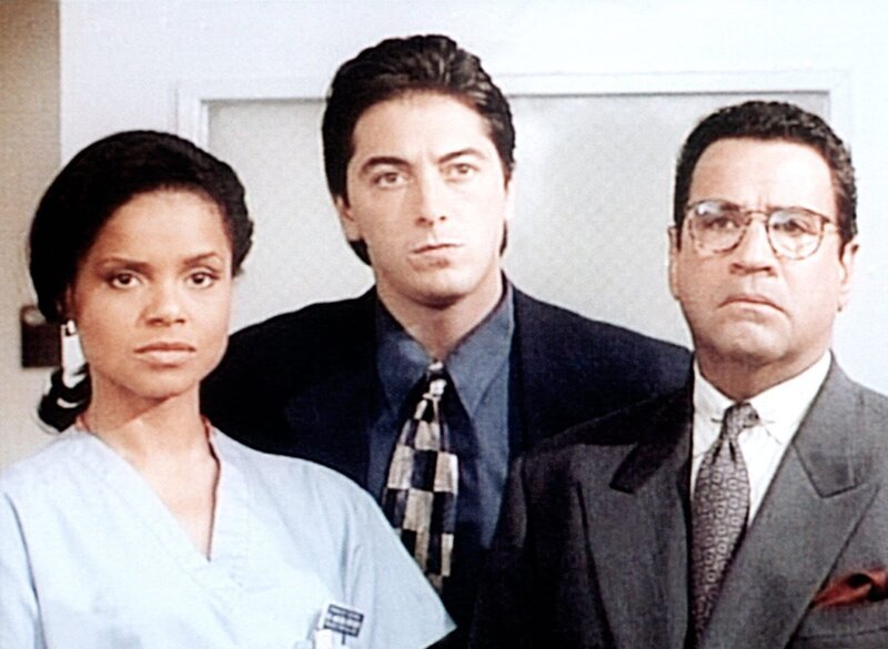 Amanda (Victoria Rowell, l.), Jack (Scott Baio, M.) und Briggs (Michael Tucci, r.) stehen dem Mörder gegenüber. – Bild: Sat.1 Gold