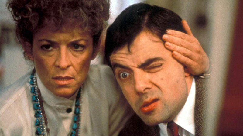 Mr. Bean (Rowan Atkinson) fühlt sich zurück in seine Schulzeit versetzt. Li.: Darstellerin unbekannt. – Bild: SUPER RTL