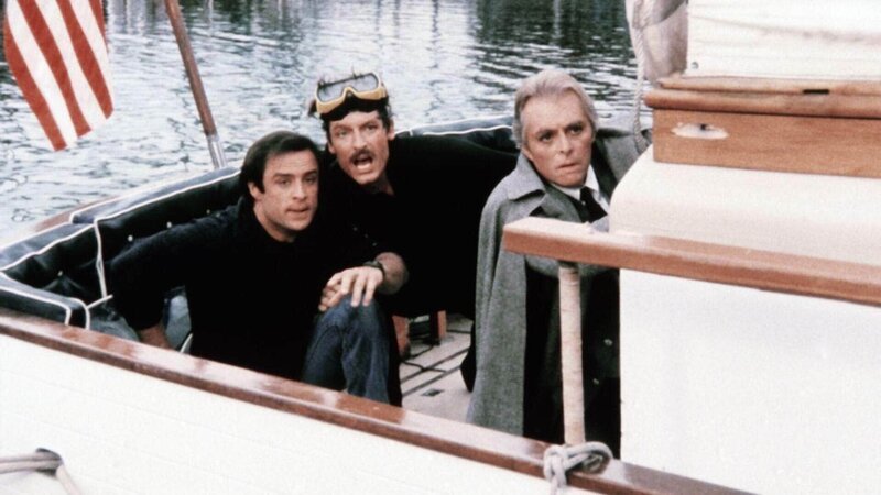 Nick (Joe Penny, li.), Cody (Perry King, Mi.) und der Zauberer Martin Stonewell (Richard Lynch) sind nur knapp einem brutalen Bombenanschlag entgangen. – Bild: (c) RTL Crime