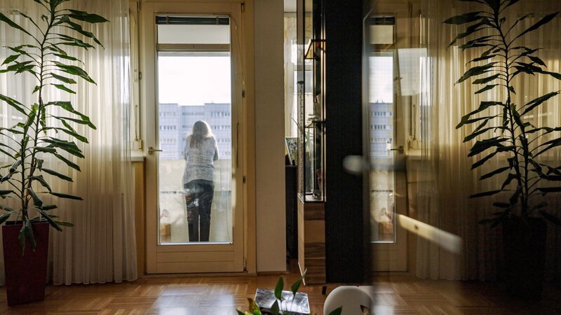 Christoph Feurstein besucht Brigitta Sirny, die Mutter von Natascha Kampusch; sie ist auf dem Balkon zu sehen, von dem aus sie 1998 nachblickte. – Bild: ORF