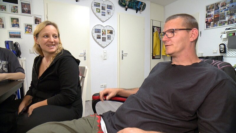 In Witten planen Farina (39) und Mike (46) einen anderen Familienurlaub. Mit ihren Söhnen Leon (14) und Jonas (10) soll es an die Nordsee gehen – diesmal in eine Ferienwohnung. – Bild: RTLZWEI