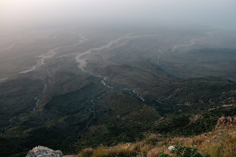Der Oman ist ein Land mit hochaufragenden Gebirgszügen und immergrünen Naturwundern. – Bild: 3sat