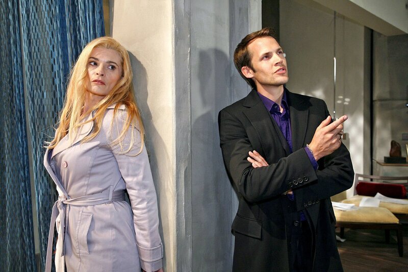 Sophies (Gabrielle Scharnitzky, l.) Plan wird von Paolo (Thorsten Feller, r.) durchkreuzt, als der plötzlich in der Wohnung auftaucht … – Bild: SAT.1 /​ Monika Schürle