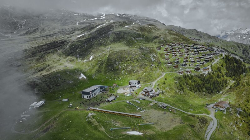 Auf der Belalp bei Blatten im Wallis kämpfen jedes Jahr im Juni Eringer Kühe um die Rangordnung. – Bild: ZDF/​SRF/​3sat/​Längengrad Filmproduktion/​Jaap Oudman