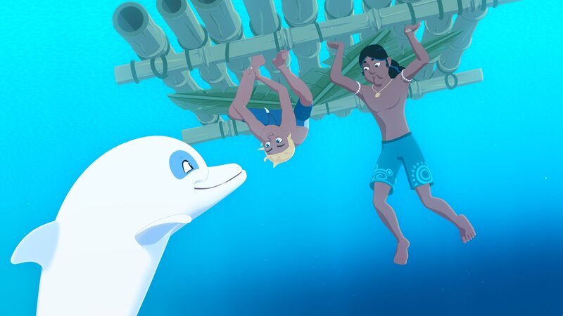 Beim Versuch, mit einem Floß von einer einsamen Insel zu entkommen, geraten Yann (M.) und Auru (r.) in Schwierigkeiten. Zoom eilt ihnen sofort zu Hilfe. – Bild: KiKA