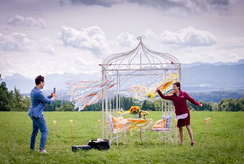 Massimo (Philip Birnstiel, l.) und Olivia (Soraya Bouabsa, r.) haben einen vergnügten Moment bei der Arbeit. – Bild: ORF/​ARD/​Christof Arnold