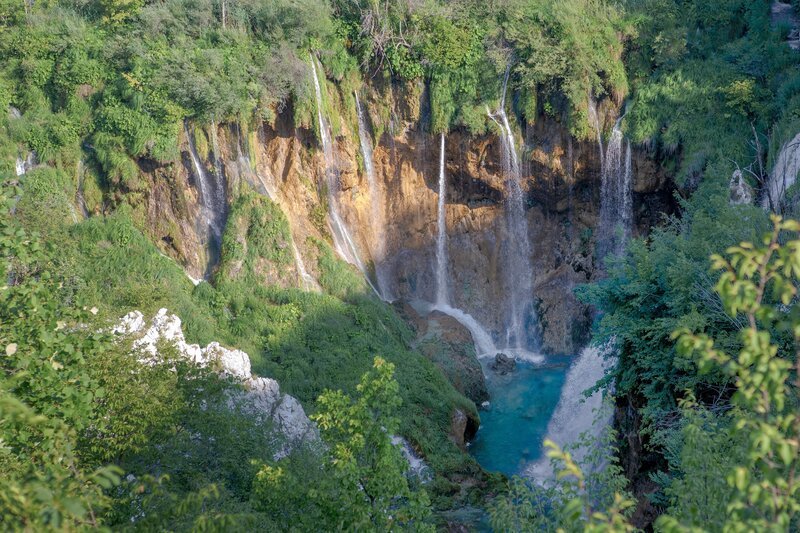 Die Plitvicer Seen verdanken ihren Namen dem Naturphänomen, das die Seen schuf – eine rund acht Kilometer lange Wasserstraße aus 16 kleineren Seen, die durch Wasserfälle kaskadenförmig miteinander verbunden sind. – Bild: ZDF und arte, Vincent Productions, Torben Müller