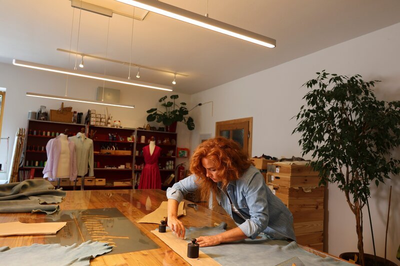 Magdalena Melitta Moser beim Zuschneiden des Leders. – Bild: ServusTV /​ Terra Mater Studios /​ Monika Roidmayr