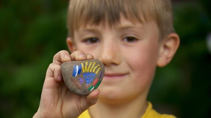 Aus Steinen lassen sich lustige Kerlchen malen und basteln. – Bild: WDR/​Die Sendung mit dem Elefanten