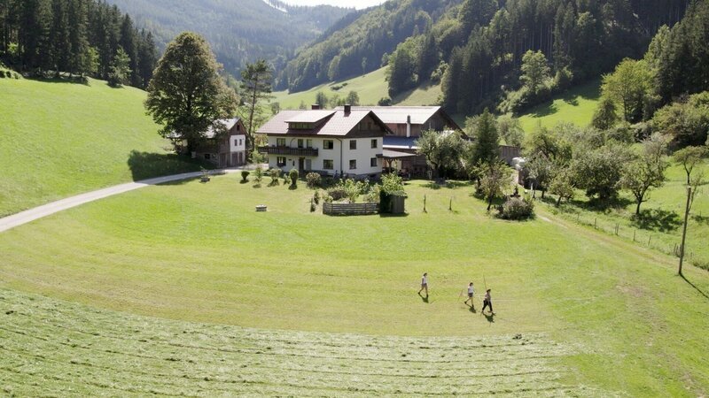 Das Haus und die Felder der Familie Hinterramskogler aus dem Niederösterreichischen Eisenwurzen. – Bild: ORF/​Neulandfilm