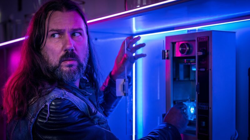 Sebastian (Markus Hammer) bricht ins medizinische Labor ein. – Bild: NDR/​Boris Laewen