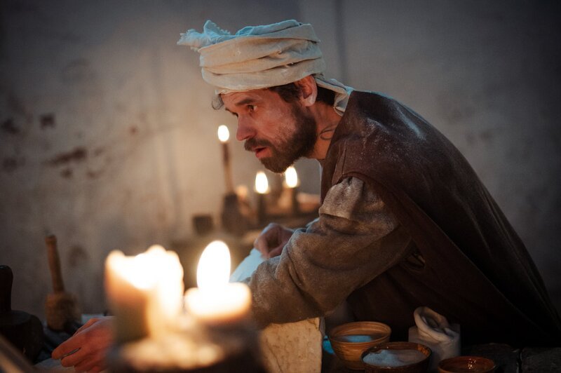 Was trieb Michelangelo (Jochen Paletschek) an, in seiner Zeit die Bildhauerei und Malerei zu revolutionieren und in der Architektur neue Maßstäbe zu setzen? – Bild: ORF/​ZDF/​Bilderfest GmbH/​Lena Gräf