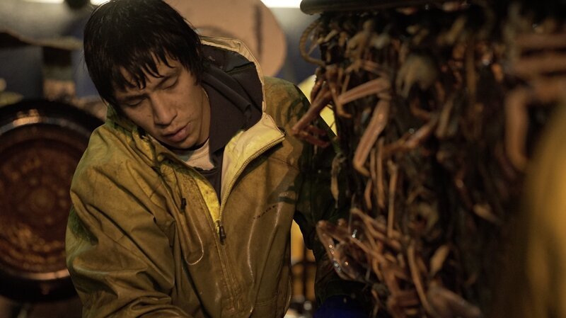 Greenhorn Ronnie James unloads a full pot of crab onboard the Cape Caution. – Bild: Discovery Communications