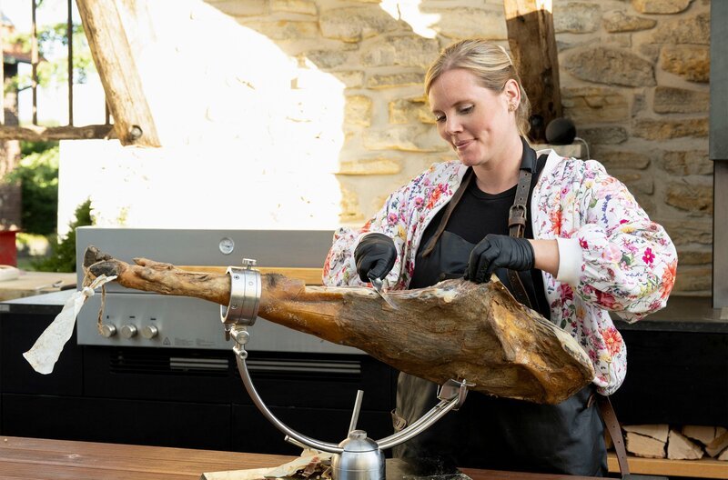 Die erste Gastgeberin lädt ins Münsterland ein. „Aus den Pumps in die Gummistiefel“, so beschreibt Annika Ahlers-Vincke ihren Werdegang. Der Bauernhof ihrer Großeltern weckte im Stadtkind Annika das Interesse am Landleben. Nach der Ausbildung zur Landwirtin wurde sie zu einer der ersten Influencerinnen der Landwirtschaft. In Everswinkel führt sie gemeinsam mit ihrem Mann Christian Vincke dessen elterlichen Betrieb mit rund 400 Ibérico-Schweinen, die eigentlich in Spanien heimisch sind. – Bild: WDR/​Melanie Grande