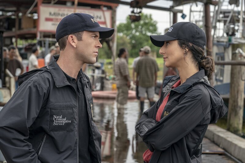 Christopher LaSalle (Lucas Black, l.); Hannah Khoury (Necar Zadegan, r.) – Bild: CBS Broadcasting, Inc.