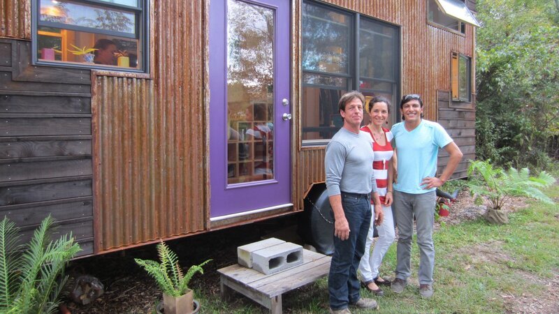 As seen on Tiny House Hunters, with tiny house expert Randy Jones, and her best friend Christian, potential home buyer Elena, admires the innovative design of this 240 sq. foot tiny house in Swannanoa, NC. – Bild: HGTV/​Scripps Networks, LLC.