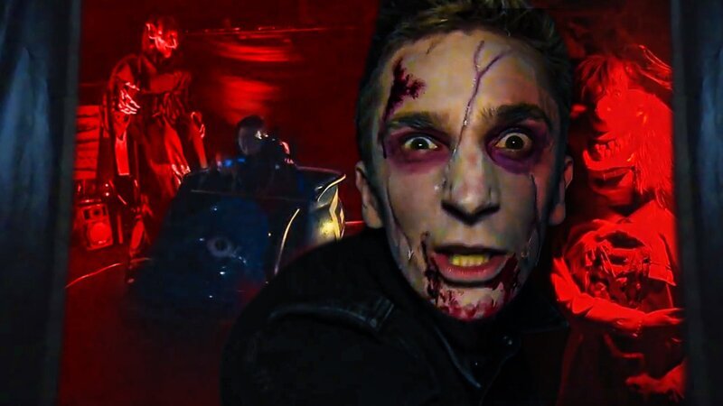 In der Geisterbahn Leute erschrecken, beim Autoscooter perfekt einparken, Technikcheck auf dem höchsten Karussell der Welt: „PUR+“-Moderator Eric Mayer ist als Praktikant auf einem Mega-Rummel in Hamburg unterwegs. – Bild: KiKA