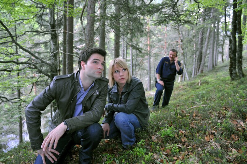 Auf der Suche nach einem unberechenbaren Geiselnehmer: Lukas, Karin und Kroisleitner. – Bild: ORF/​BEO-Film/​Bernd Schuller
