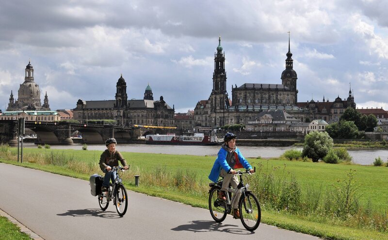 Radeln an der Elbe – nicht nur bei Dresden eine tolle Sache. – Bild: ZDF und schoening.