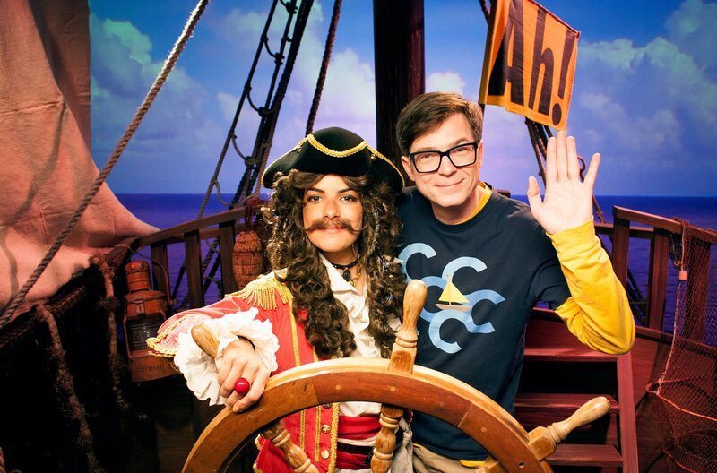Szene aus „Wissen macht Ahoi!“: Studioboden wird gegen schwankende Schiffsplanken getauscht; Käpt’n Clarissa und Ralph in Aktion. – Bild: WDR/​Thorsten Schneider