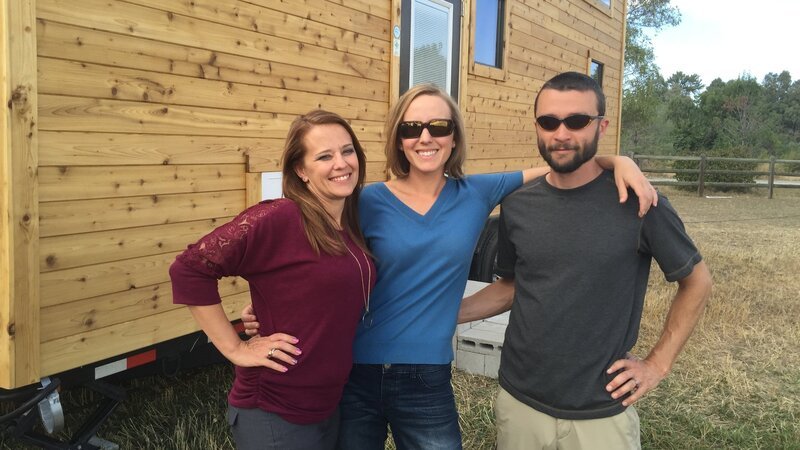 Joe and Kristen are outdoor enthusiasts who are hoping their agent Brandy (left) will find them a tiny home near Fraser, CO that will have magnificent views, a full kitchen and a fireplace, as seen on Tiny House Hunters. – Bild: HGTV/​Scripps Networks, LLC.