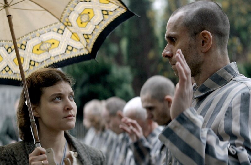 Hedwig Höß (Lara Mandoki) mit Häftlingen des Stammlagers Auschwitz I. – Bild: ORF/​Looksfilm/​SWR/​ARTE/​ARD/​CT/​Mateusz Wichlacz
